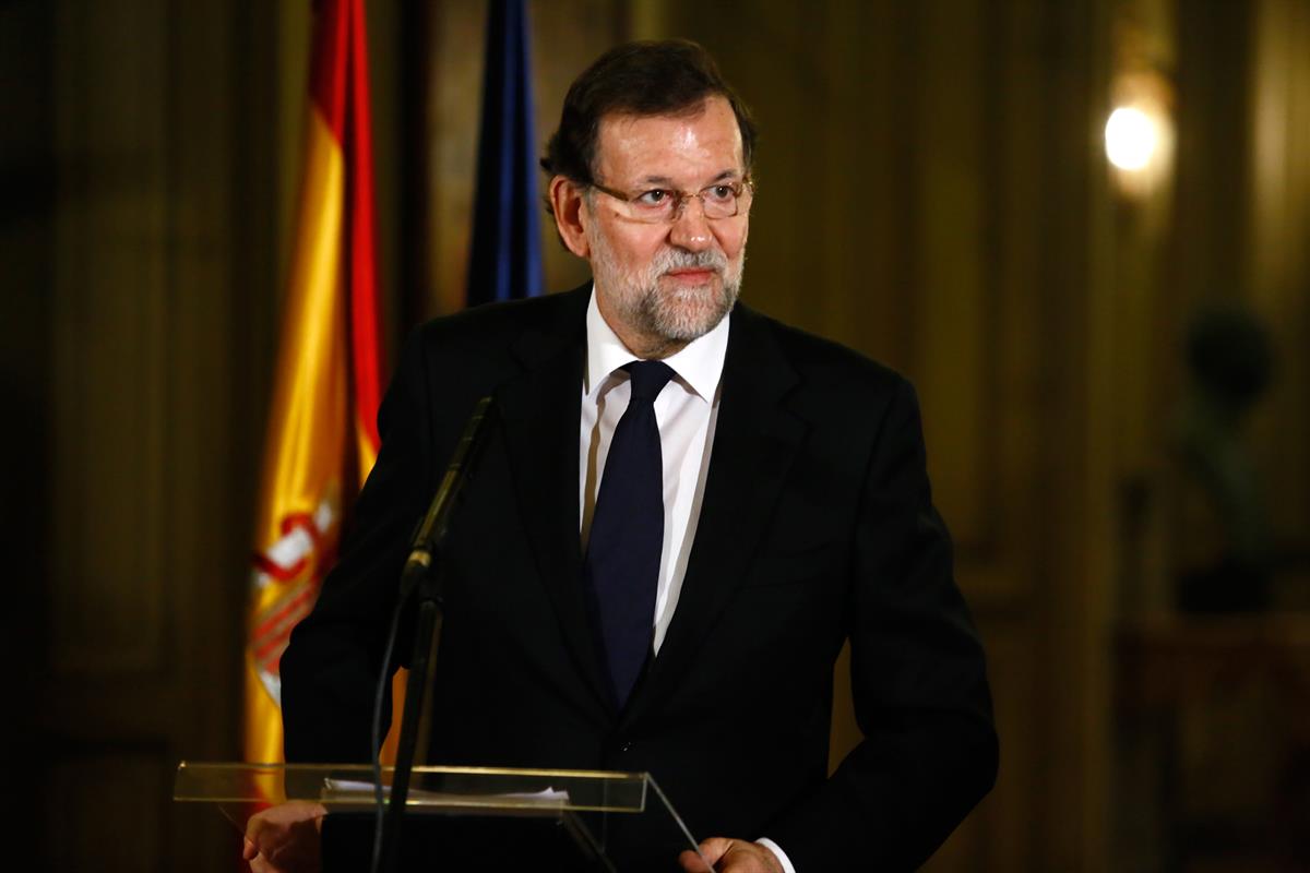 11/01/2015. Rajoy en la Embajada de España en París. Encuentro del presidente del Gobierno, Mariano Rajoy, con los medios de comunicación en...