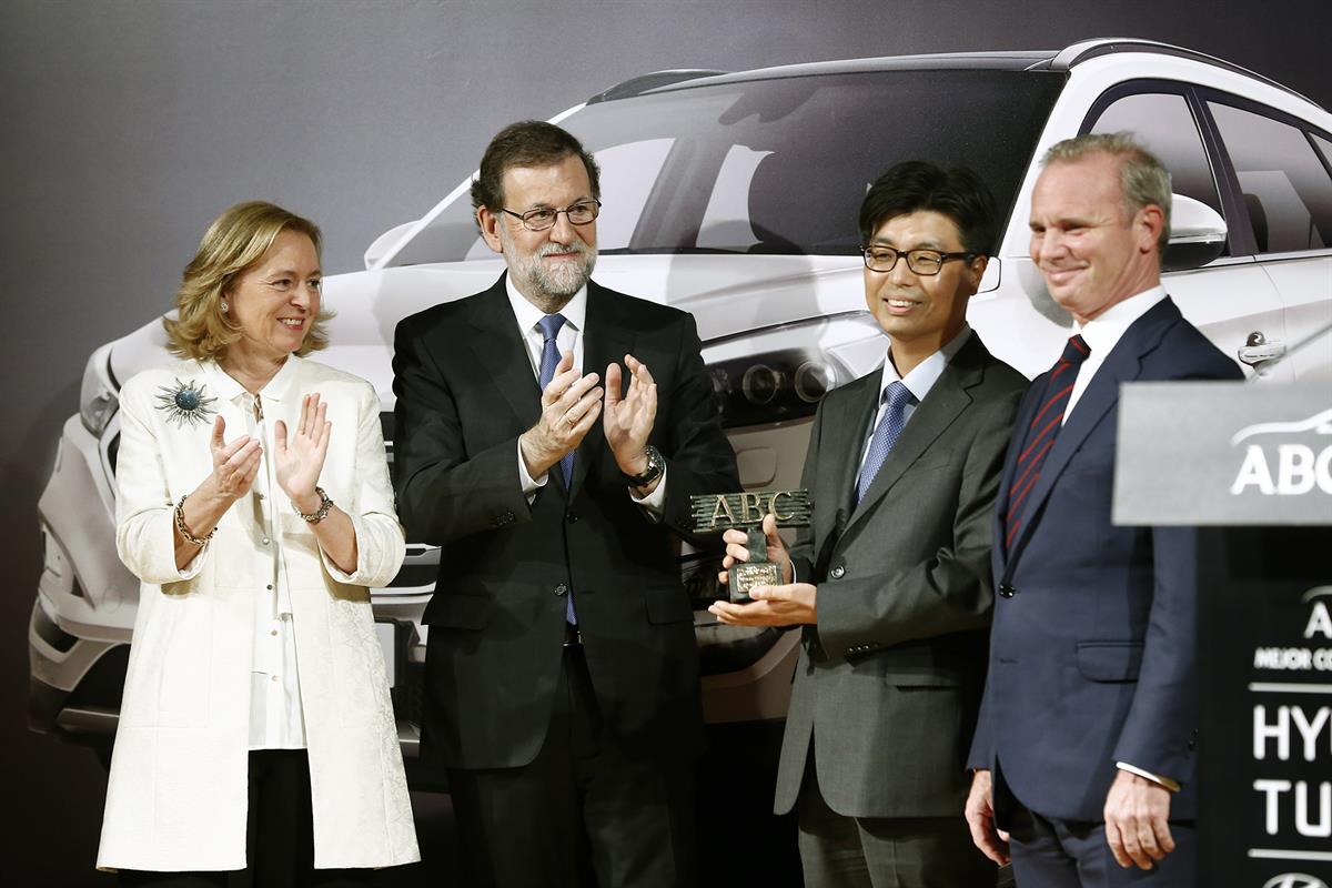 11/02/2016. Premio ABC Mejor Coche del Año 2016. El presidente del Gobierno en funciones, Mariano Rajoy, tras la entrega del premio ABC Mejo...