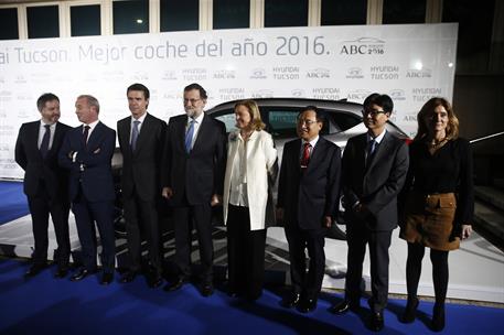 11/02/2016. Premio ABC Mejor Coche del Año 2016. El presidente del Gobierno posa con los asistentes al acto de entrga del premio ABC Mejor C...