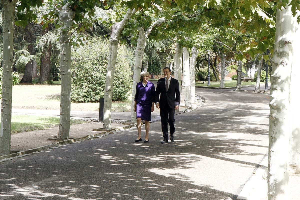 13/10/2016. Rajoy recibe a la primera ministra británica, Theresa May. El presidente del Gobierno en funciones, Mariano Rajoy, pasea junto a...