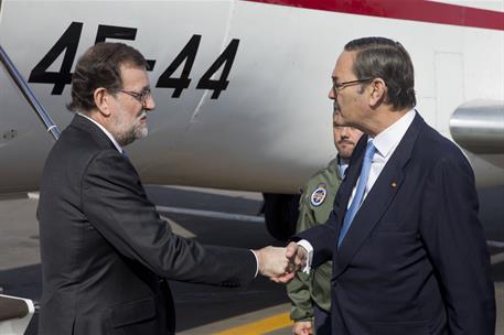 15/11/2016. Viaje de Mariano Rajoy a Marrakech. El presidente del Gobierno, Mariano Rajoy, saluda al embajador de España en Marruecos, Ricar...