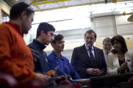 28/01/2016. Rajoy visita el CIFP "Profesor Raúl Vázquez" en Madrid. El presidente del Gobierno en funciones, Mariano Rajoy, durante el recor...