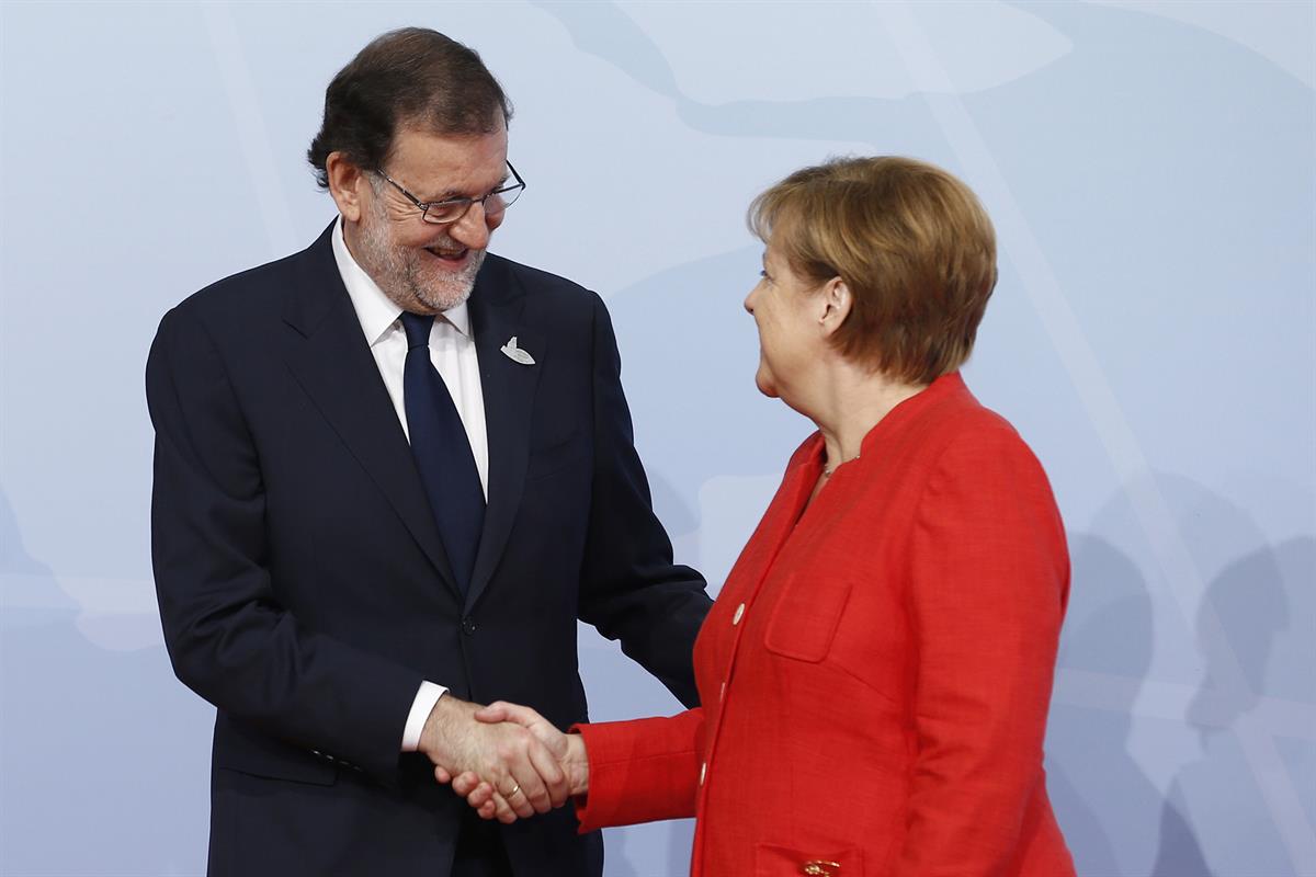 7/07/2017. Rajoy participa en la Cumbre del G-20. La canciller alemana, Angela Merkel, saluda al presidente del Gobierno, Mariano Rajoy, a s...