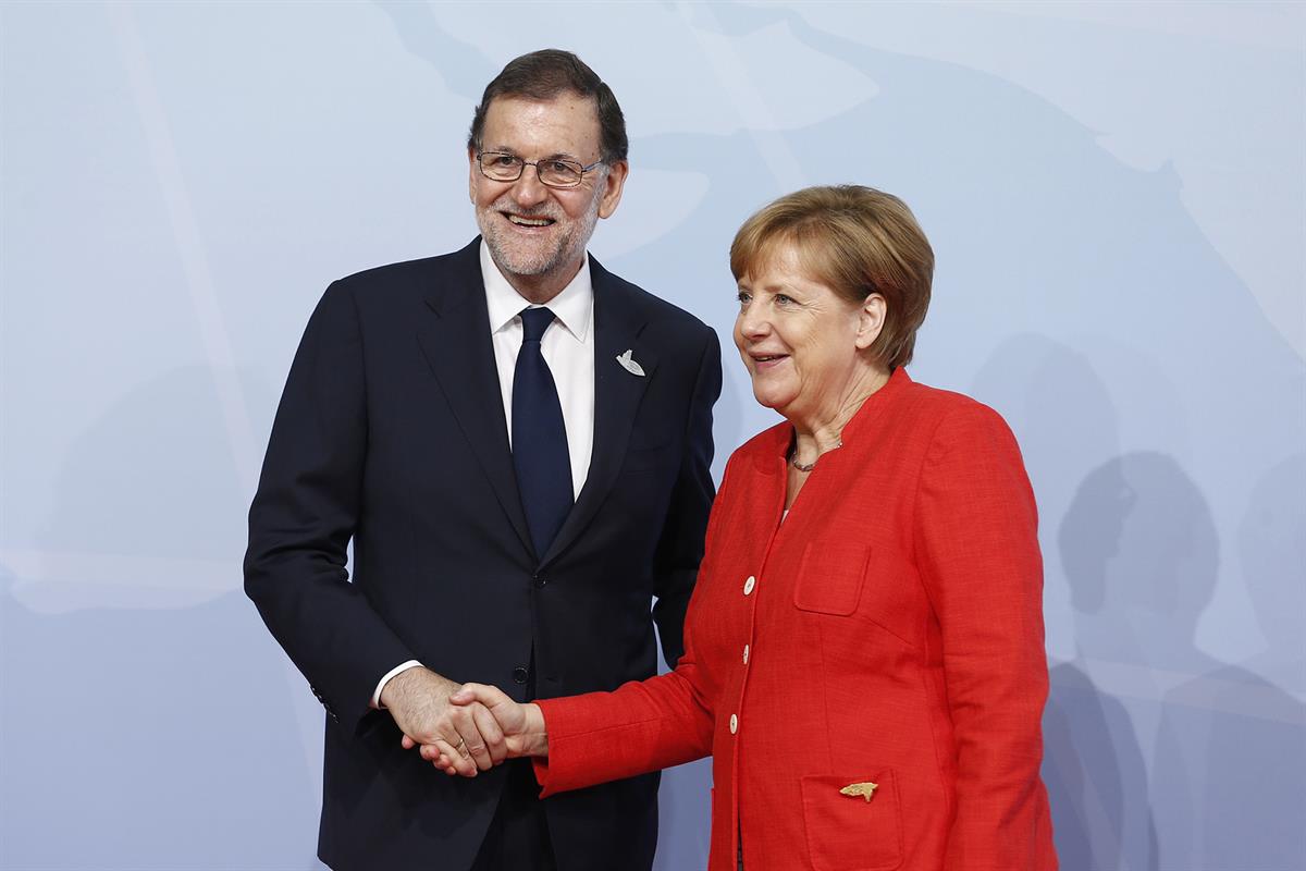 7/07/2017. Rajoy participa en la Cumbre del G-20. La canciller alemana, Angela Merkel, saluda al presidente del Gobierno, Mariano Rajoy, a s...