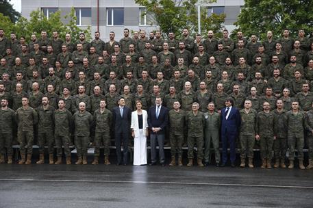 18/07/2017. Rajoy visita al contingente español en Letonia. Foto de familia del presidente del Gobierno, Mariano Rajoy, con la ministra de D...