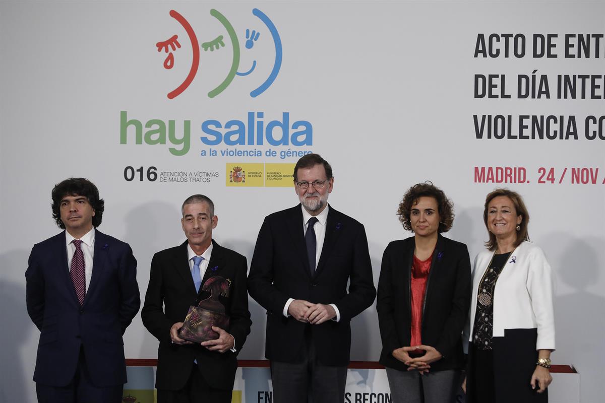 24/11/2017. Rajoy en el Día de la Eliminación de la Violencia contra la Mujer. El presidente del Gobierno, Mariano Rajoy, junto a la ministr...