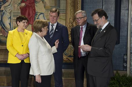 25/03/2017. Rajoy asiste al 60 aniversario de la UE. El presidente del Gobierno, Mariano Rajoy, junto a la canciller alemana, Angela Merkel;...