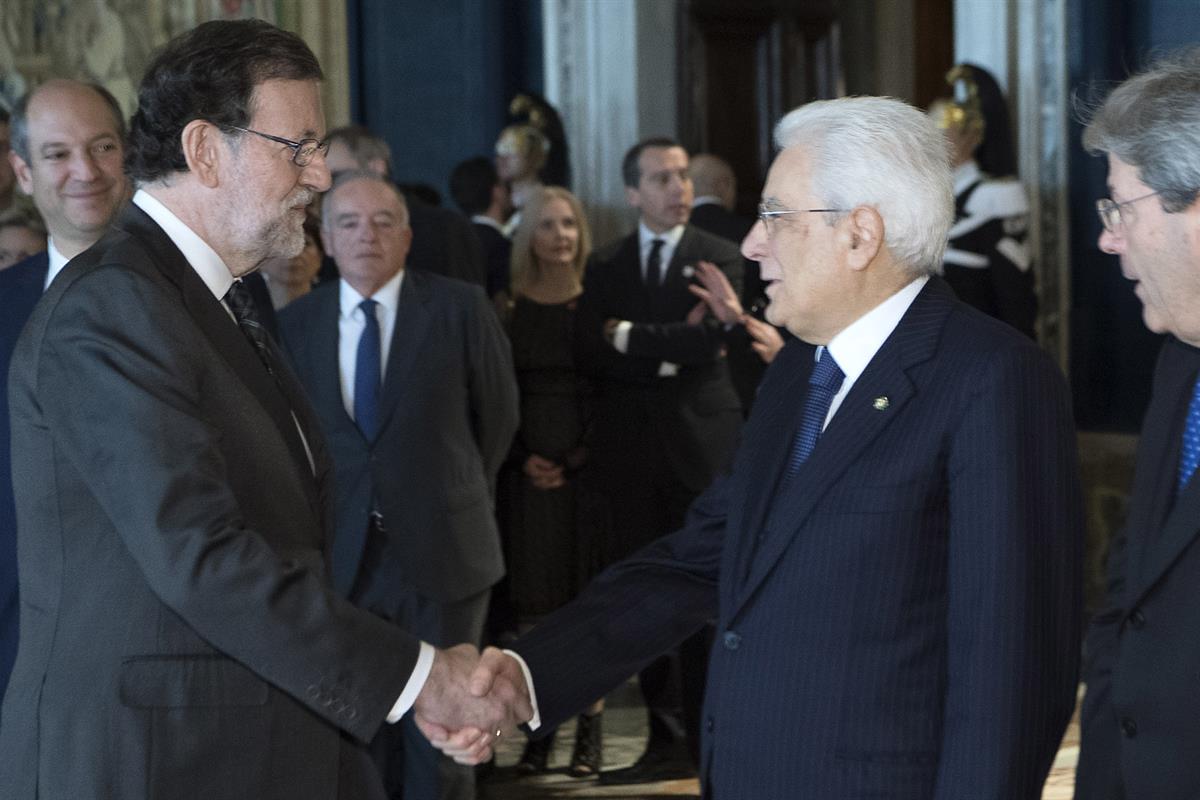 25/03/2017. Rajoy asiste al 60 aniversario de la UE. El presidente del Gobierno español, Mariano Rajoy, saluda al presidente de la República...