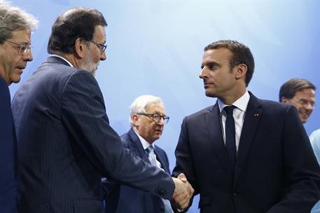 29/06/2017. Rajoy participa en la reunión preparatoria del G-20. El presidente del Gobierno, Mariano Rajoy saluda al presidente francés, Emm...