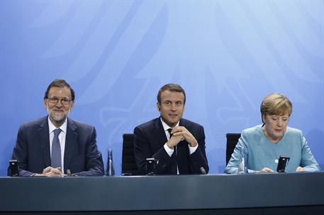 29/06/2017. Rajoy participa en la reunión preparatoria del G-20. El presidente del Gobierno, Mariano Rajoy junto al presidente francés, Emma...
