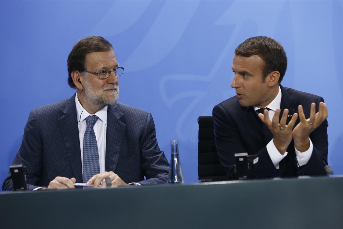 29/06/2017. Rajoy participa en la reunión preparatoria del G-20. El presidente del Gobierno, Mariano Rajoy junto al presidente francés, Emma...