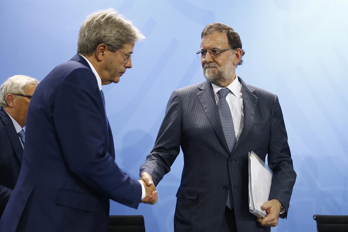 29/06/2017. Rajoy participa en la reunión preparatoria del G-20. El presidente del Gobierno, Mariano Rajoy saluda al primer ministro italian...