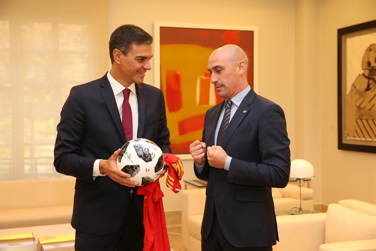 12/09/2018. Sánchez recibe a los presidentes de la RFEF y de la FIFA. El presidente del Gobierno, Pedro Sánchez, junto al presidente de la R...