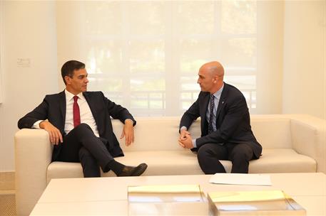 12/09/2018. Sánchez recibe a los presidentes de la RFEF y de la FIFA. El presidente del Gobierno, Pedro Sánchez, conversa con el presidente ...