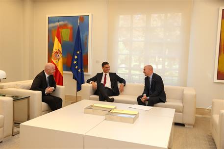 12/09/2018. Sánchez recibe a los presidentes de la RFEF y de la FIFA. El presidente del Gobierno, Pedro Sánchez, junto al presidente de la F...