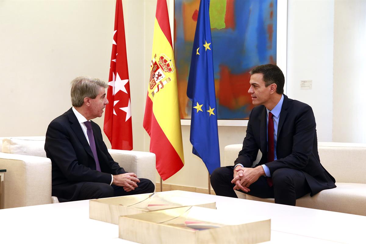 22/11/2018. Sánchez recibe al presidente de la Comunidad de Madrid, Ángel Garrido. El presidente del Gobierno, Pedro Sánchez, junto al presi...