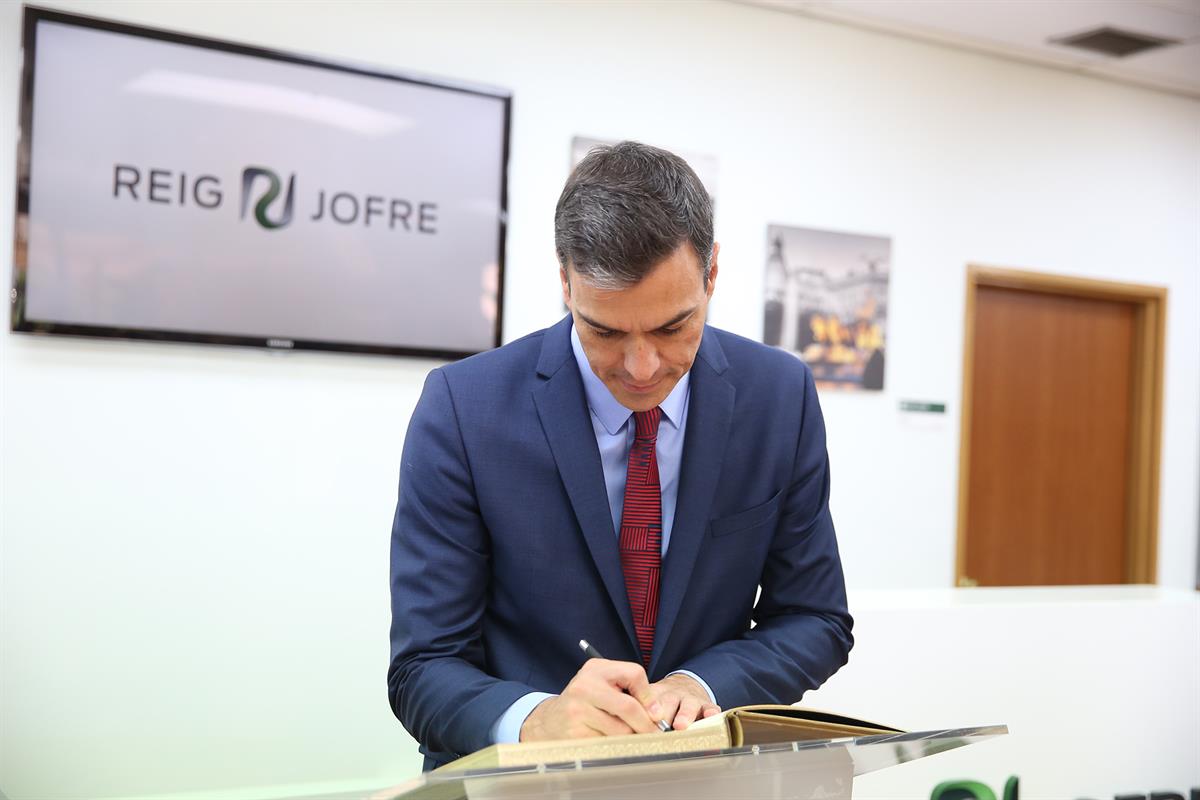 23/10/2018. Sánchez inaugura la ampliación de la planta farmacéutica Reig Jofre. El presidente del Gobierno, Pedro Sánchez, firma en el Libr...