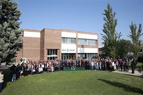 23/10/2018. Sánchez inaugura la ampliación de la planta farmacéutica Reig Jofre. El presidente del Gobierno, Pedro Sánchez, con los trabajad...