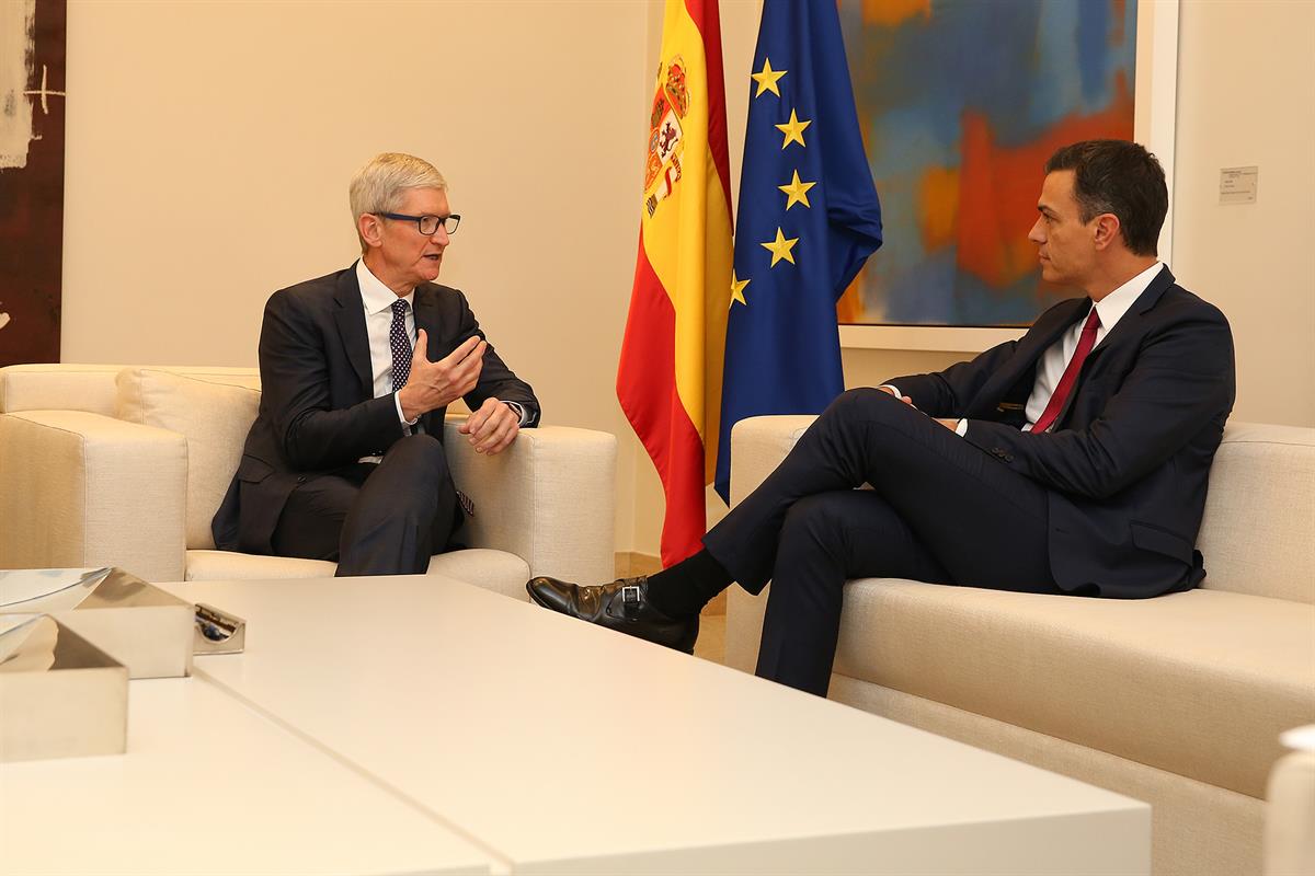 25/10/2018. Sánchez recibe al director ejecutivo de Apple, Tim Cook. El presidente del Gobierno, Pedro Sánchez, conversa con el director eje...