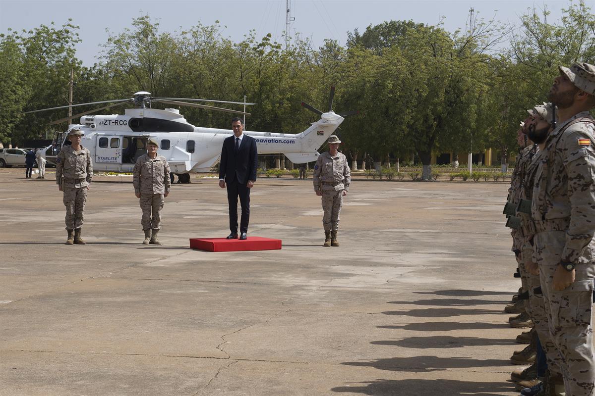 27/12/2018. Pedro Sánchez visita a las tropas españolas destacadas en Mali. El presidente del Gobierno, Pedro Sánchez, junto al contingente ...