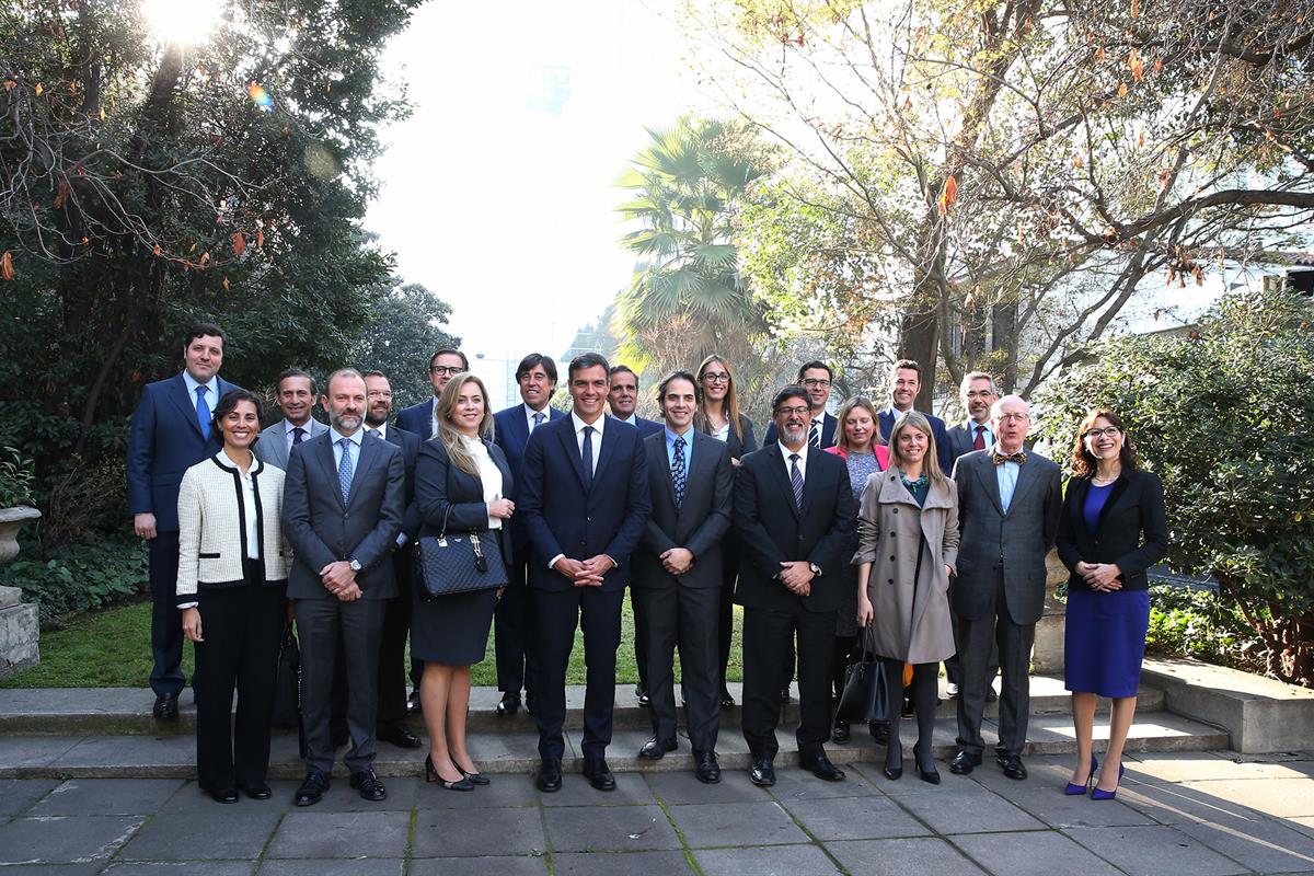 28/08/2018. Viaje del presidente Sánchez a Latinoamérica. Segunda jornada. El presidente del Gobierno, Pedro Sánchez, con representantes de ...