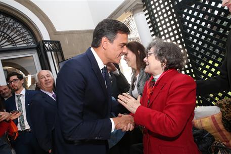 28/08/2018. Pedro Sánchez visita a Dolores Rodríguez. El presidente del Gobierno, Pedro Sánchez, saluda a Dolores Rodríguez, refugiada españ...