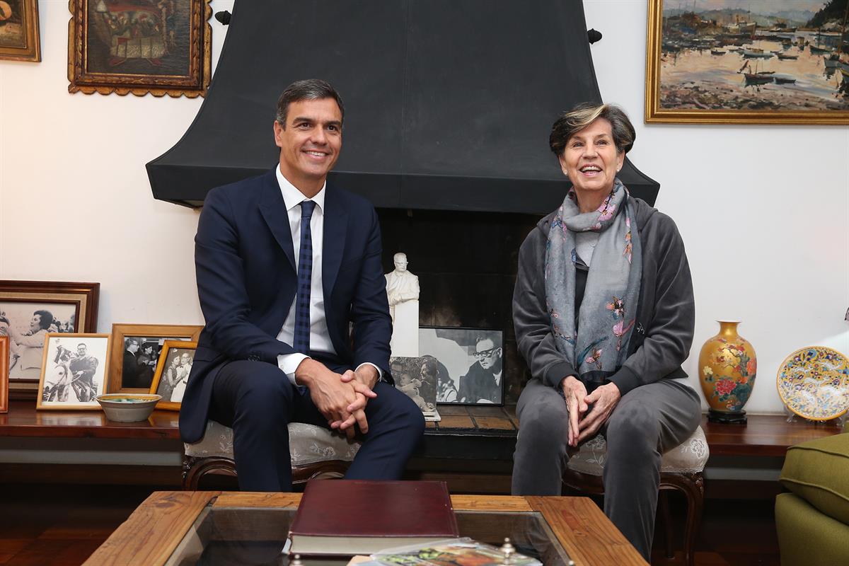 28/08/2018. Pedro Sánchez visita a Isabel Allende. El presidente del Gobierno, Pedro Sánchez, junto a la senadora socialista chilena Isabel ...