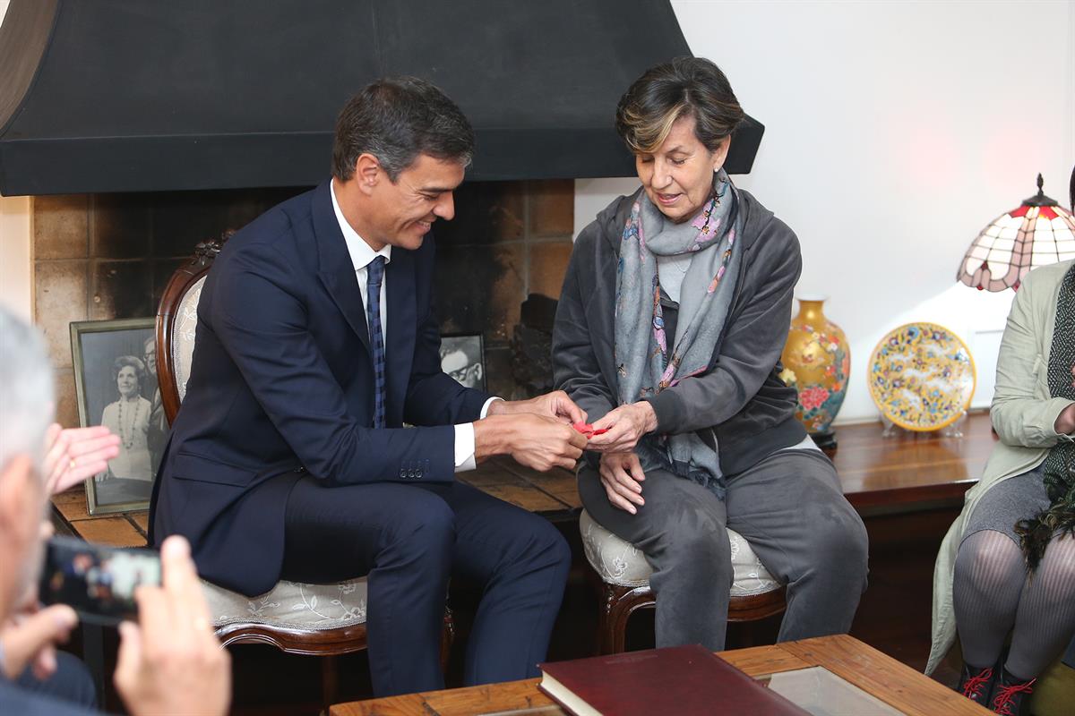 28/08/2018. Pedro Sánchez visita a Isabel Allende. La senadora socialista chilena Isabel Allende entrega al presidente del Gobierno, Pedro S...