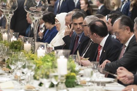 30/11/2018. Cumbre del G20. Primera jornada. El presidente del Gobierno, Pedro Sánchez, conversa con el presidente de la Comisión Europea, J...