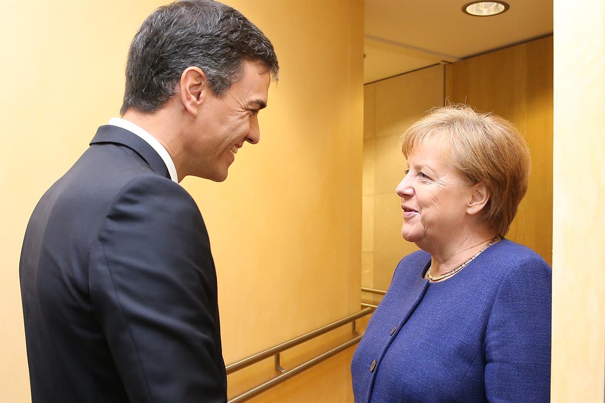 24/06/2018. Sánchez asiste a la reunión informal sobre asuntos de migración y asilo. El presidente del Gobierno, Pedro Sánchez, saluda a la ...