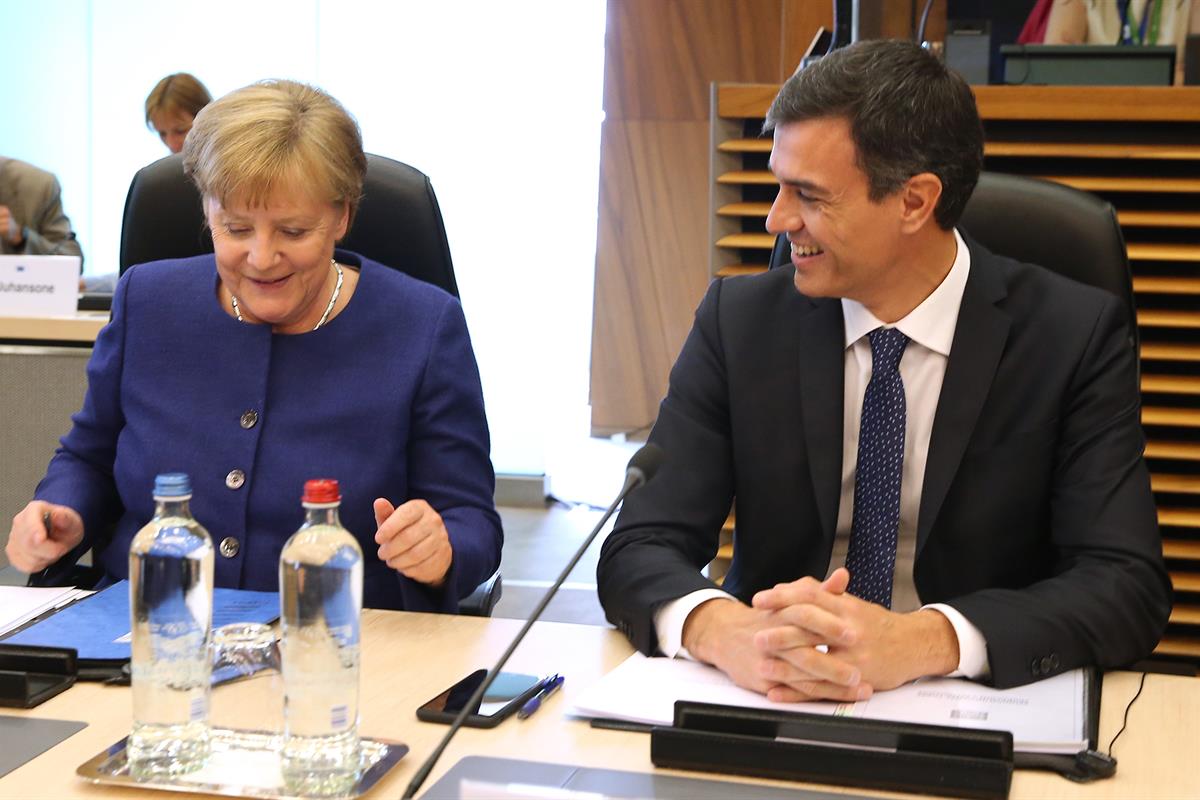 24/06/2018. Sánchez asiste a la reunión informal sobre asuntos de migración y asilo. El presidente del Gobierno, Pedro Sánchez, junto a la c...