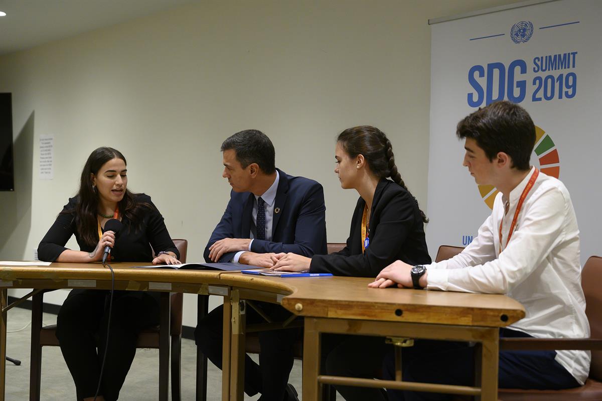 23/09/2019. Sánchez se reúne con jóvenes activistas españoles por el cambio climático. El presidente del Gobierno en funciones, Pedro Sánche...