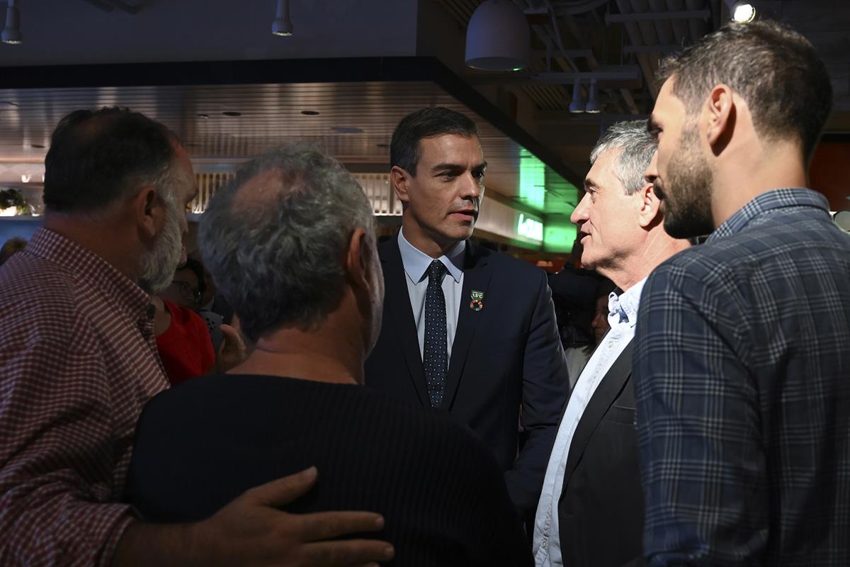 25/09/2019. Pedro Sánchez visita el mercado Little Spain. El presidente del Gobierno en funciones, Pedro Sánchez, charla con el periodista G...