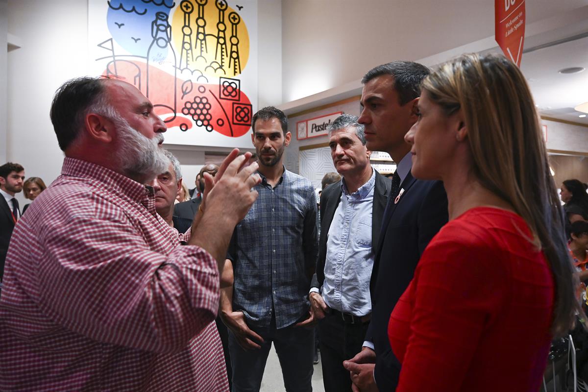 25/09/2019. Pedro Sánchez visita el mercado Little Spain. El presidente del Gobierno en funciones, Pedro Sánchez, y su mujer, Begoña Gómez, ...