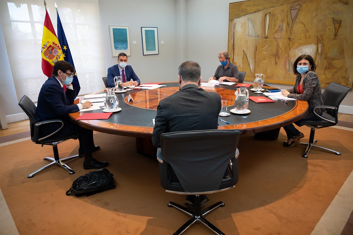 13/07/2020. Pool Moncloa/Borja Puig de la Bellacasa. El presidente del Gobierno, Pedro Sánchez, junto a los miembros del Comité de seguimien...