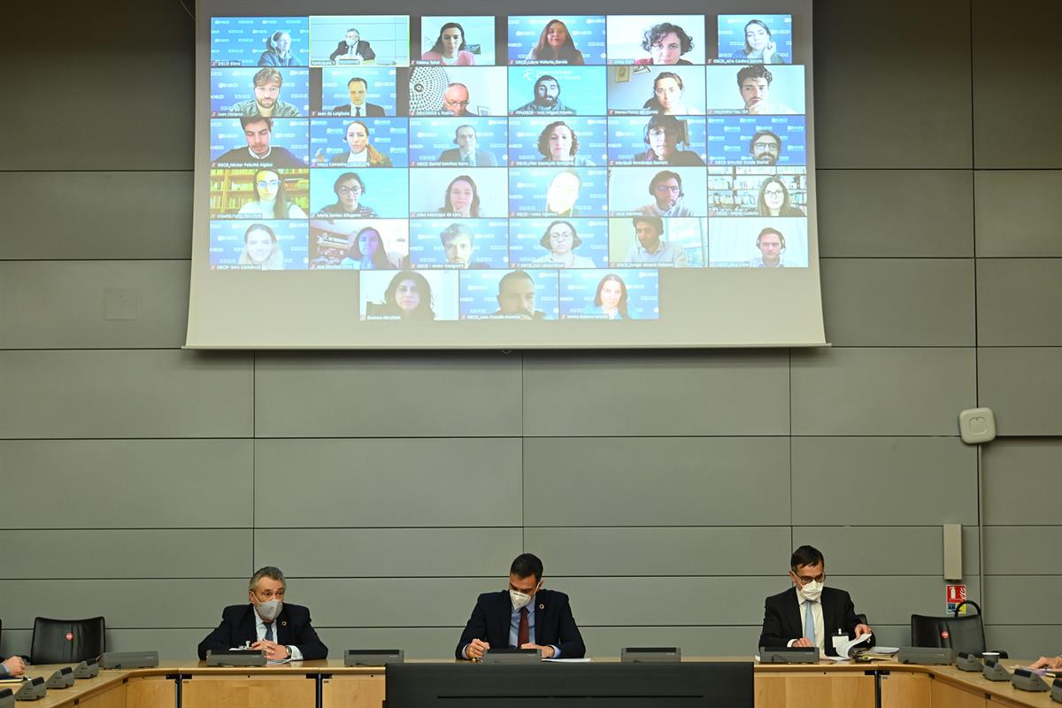 14/12/2020. Reunión de Pedro Sánchez y los funcionarios españoles de la OCDE. El presidente del Gobierno, Pedro Sánchez, durante su reunión ...