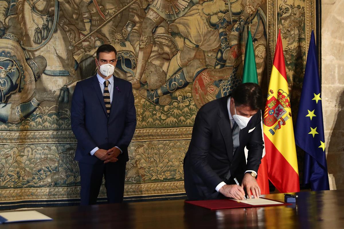 25/11/2020. Celebración de la XIX Cumbre hispano-italiana. El del presidente del Consejo de Ministros de Italia, Giuseppe Conte, firma la de...