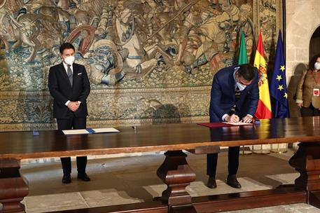 25/11/2020. Celebración de la XIX Cumbre hispano-italiana. El presidente del Gobierno, Pedro Sánchez, firma la declaración de España e Itali...