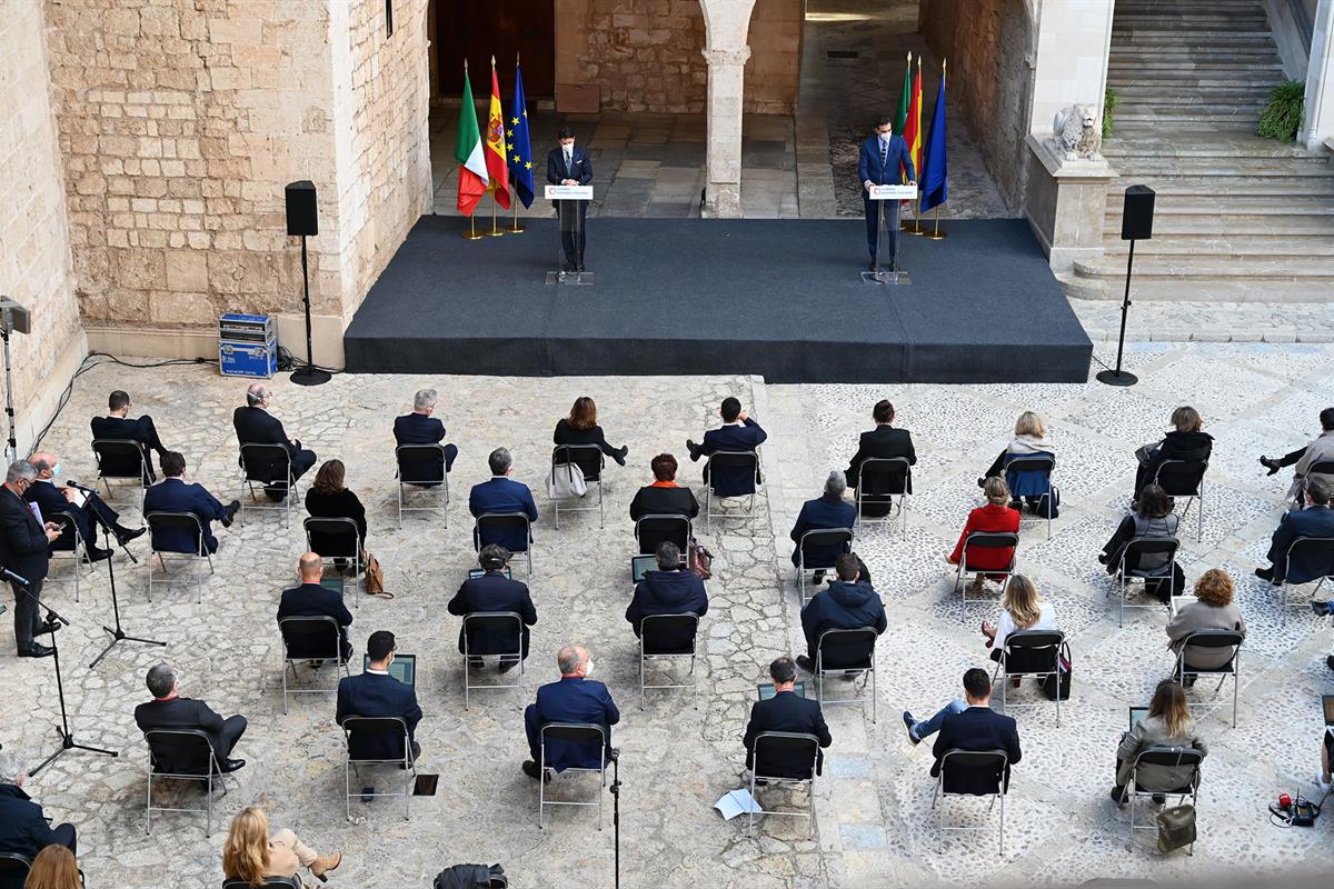 25/11/2020. Celebración de la XIX Cumbre hispano-italiana. El presidente del Gobierno, Pedro Sánchez, y el presidente del Consejo de Ministr...