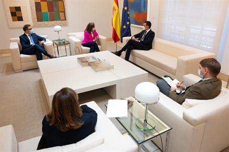 29/10/2020. Pedro Sánchez recibe a a la secretaria general iberoamericana, Rebeca Grynspan. El presidente del Gobierno, Pedro Sánchez, la se...