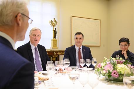 30/01/2020. El presidente recibe al negociador jefe de la Unión Europea para el Brexit. El presidente del Gobierno, Pedro Sánchez, y la mini...