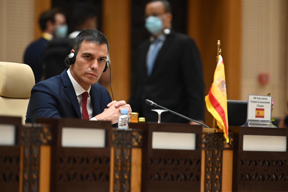 30/06/2020. Pedro Sánchez asiste a la Cumbre G5 Sahel, en Mauritania. El presidente del Gobierno, Pedro Sánchez, sigue las intervenciones du...