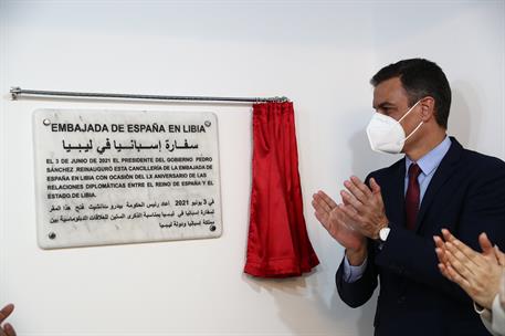 3/06/2021. Viaje de Estado de Pedro Sánchez a Libia. El presidente del Gobierno, Pedro Sánchez, descubre la placa de la Embajada de España e...
