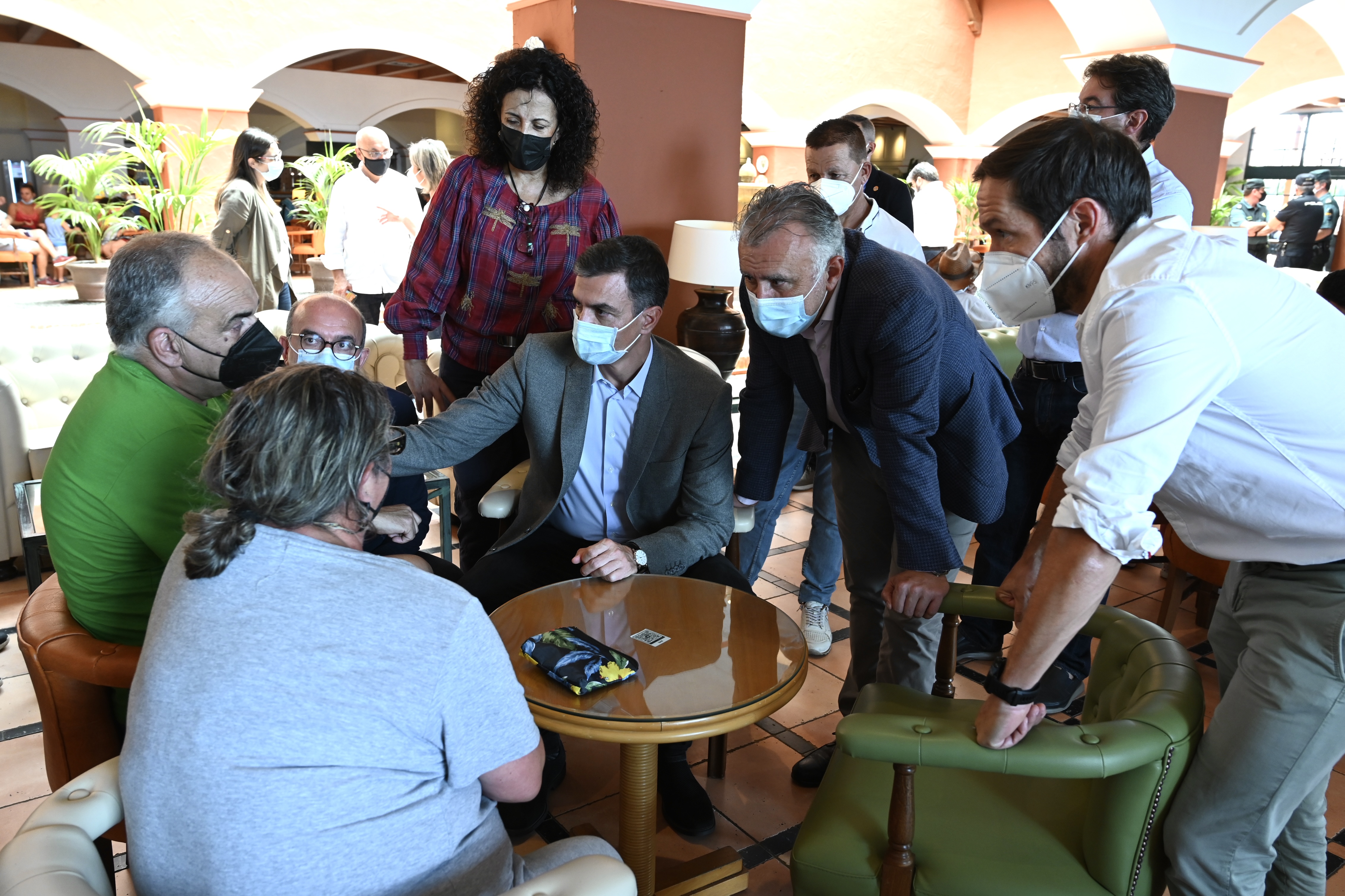 El presidente del Gobierno, Pedro Sánchez, conversa con ciudadanos de La Palma desplazados tras la erupción del volcán