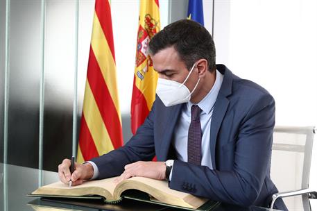5/03/2021. Pedro Sánchez visita la planta de SEAT en Martorell (Barcelona). El presidente del Gobierno, Pedro Sánchez, firma en el libro de ...