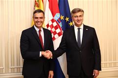 El presidente del Gobierno, Pedro Sánchez, saluda al presidente de Croacia, Andrej Plenkovic