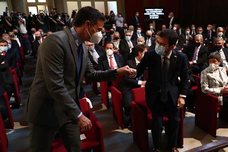 7/06/2021. Sánchez preside la entrega de la medalla de Foment del Treball a Javier Godó. El presidente del Gobierno, Pedro Sánchez, saluda a...