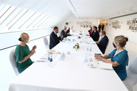 7/07/2021. Viaje del presidente del Gobierno a Letonia. El presidente del Gobierno, Pedro Sánchez, durante la cena ofrecida por el primer mi...