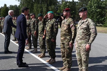 7/07/2021. Viaje del presidente del Gobierno a Letonia. El presidente del Gobierno, Pedro Sánchez, saluda a los militares españoles estacion...