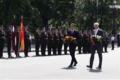 Pedro Sánchez y Arturs Krišjānis Kariņš realizan una ofrenda florarl en el Monumento a la Libertad